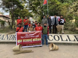 त्रिचन्द्र क्याम्पस सरसफाइ गर्दै विद्यार्थी नेताले भने, "फोहोर बढारे जस्तै त्रिविका माफिया बढार्नु पर्नेछ"